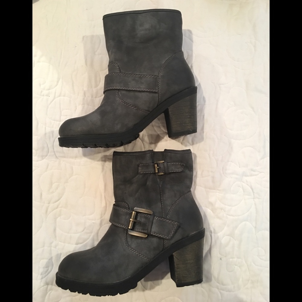 Ming chunky heeled grey boots, size 8